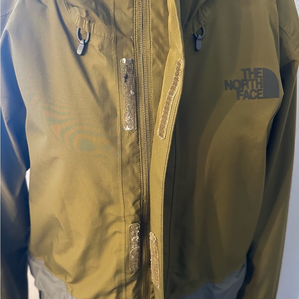 Men’s The North Face Olive and Charcoal Hooded Jacket - Picture 5 of 16